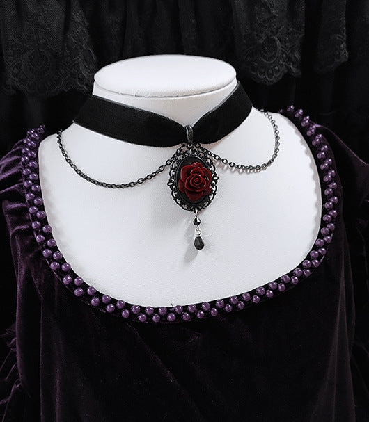 Gargantilla gotica con marco de rosa