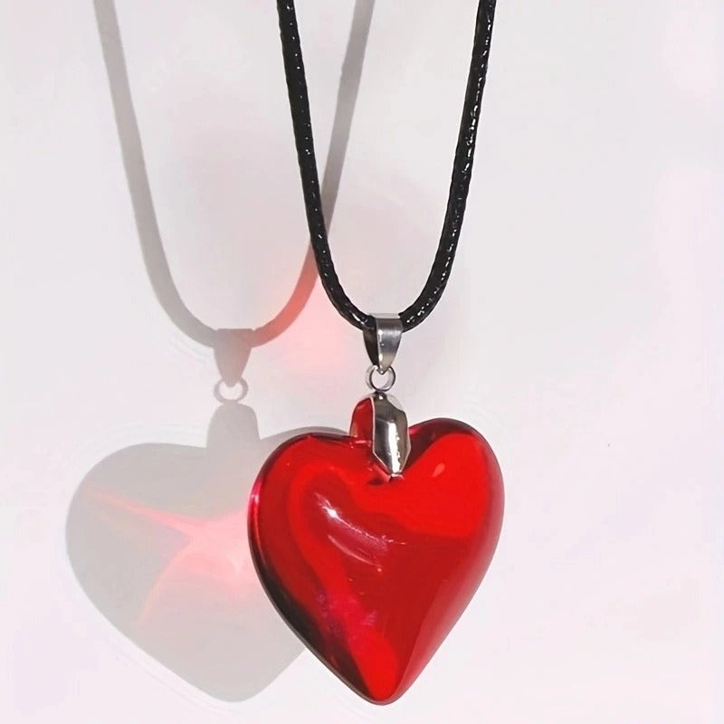 Collar de corazón rojo