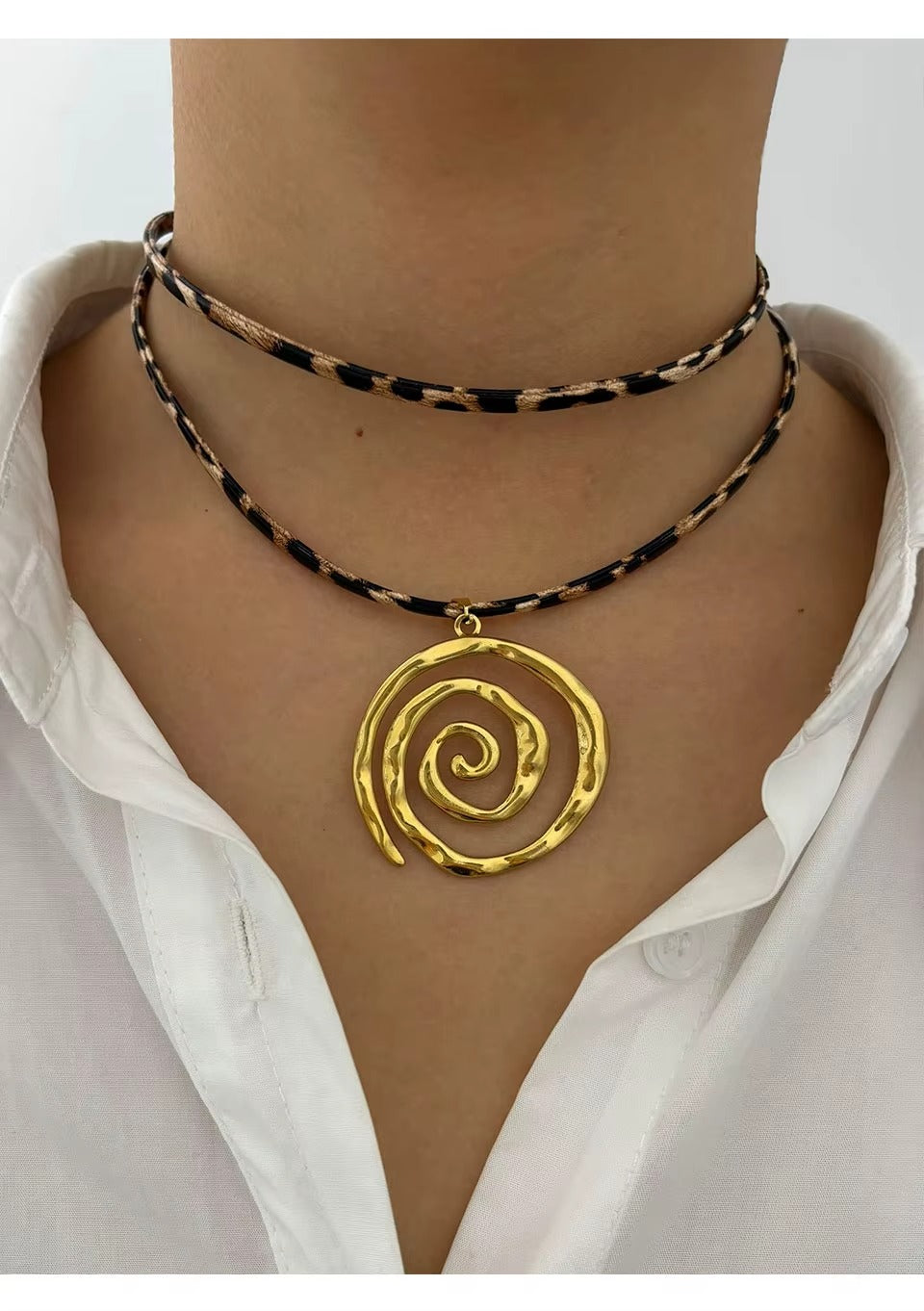 Gargantilla en espiral geometrico