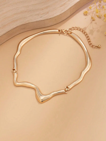 Collar asimetrico tipo gota de lava