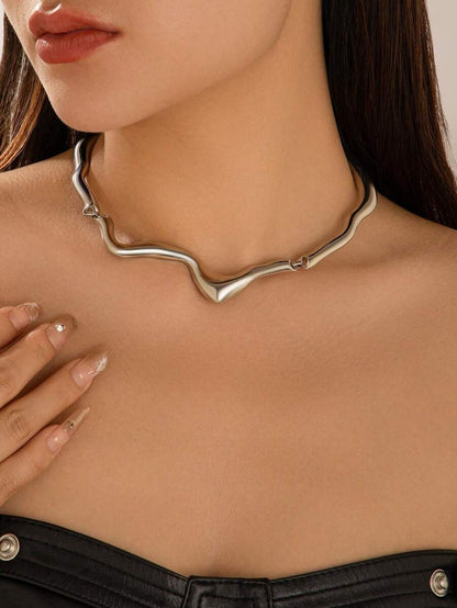 Collar asimetrico tipo gota de lava