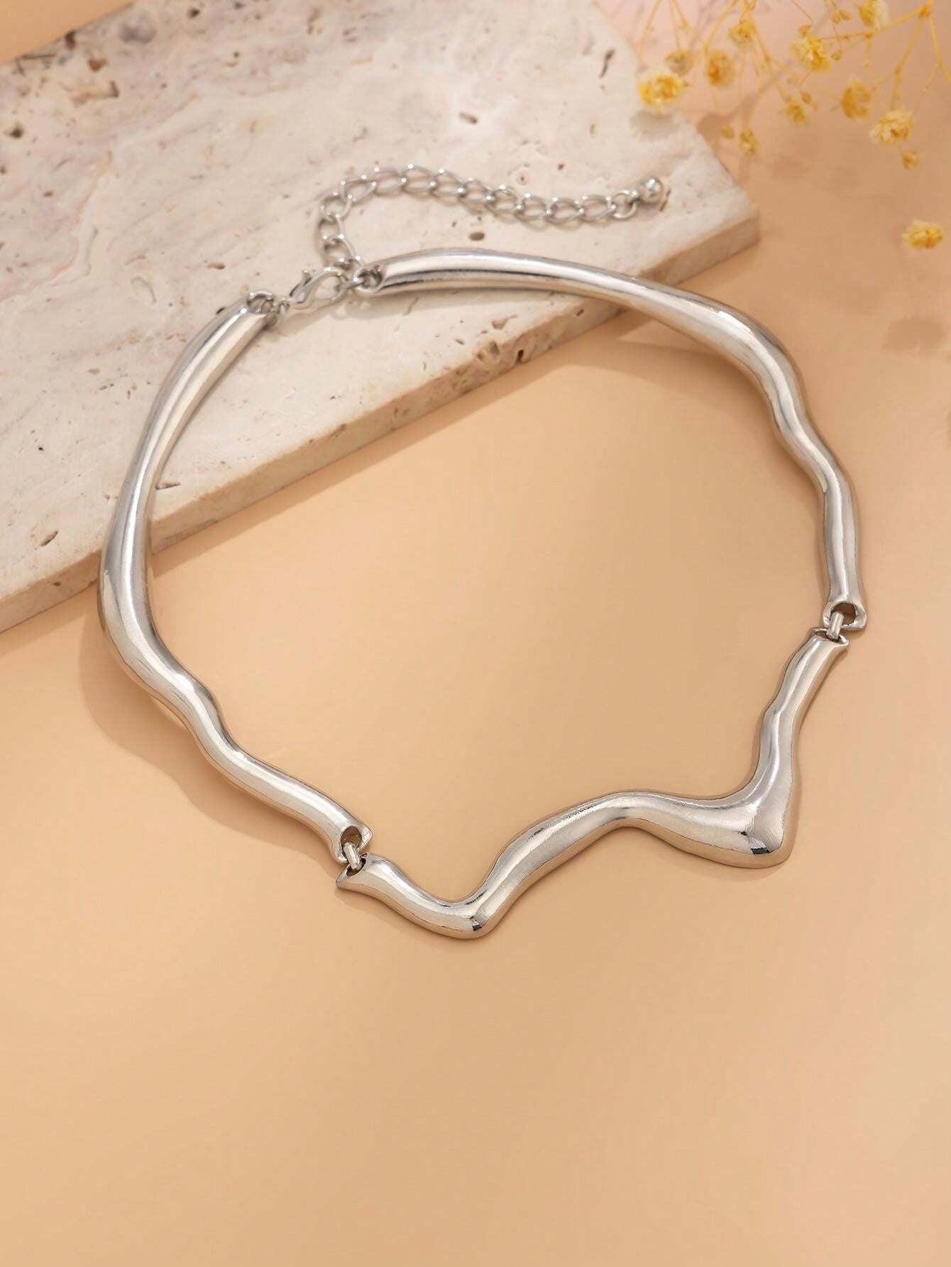 Collar asimetrico tipo gota de lava
