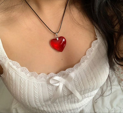 Collar de corazón rojo