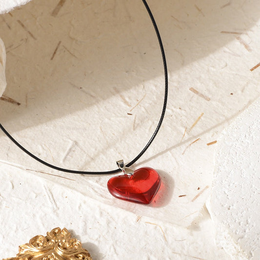 Collar de corazón rojo