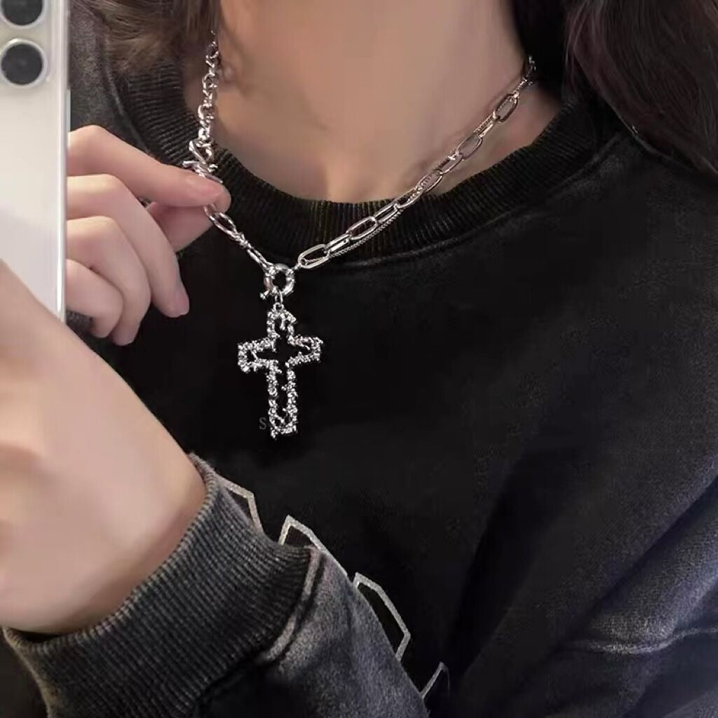 Collar de cruz con espinas