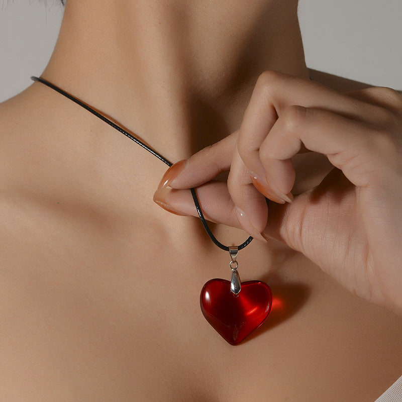 Collar de corazón rojo