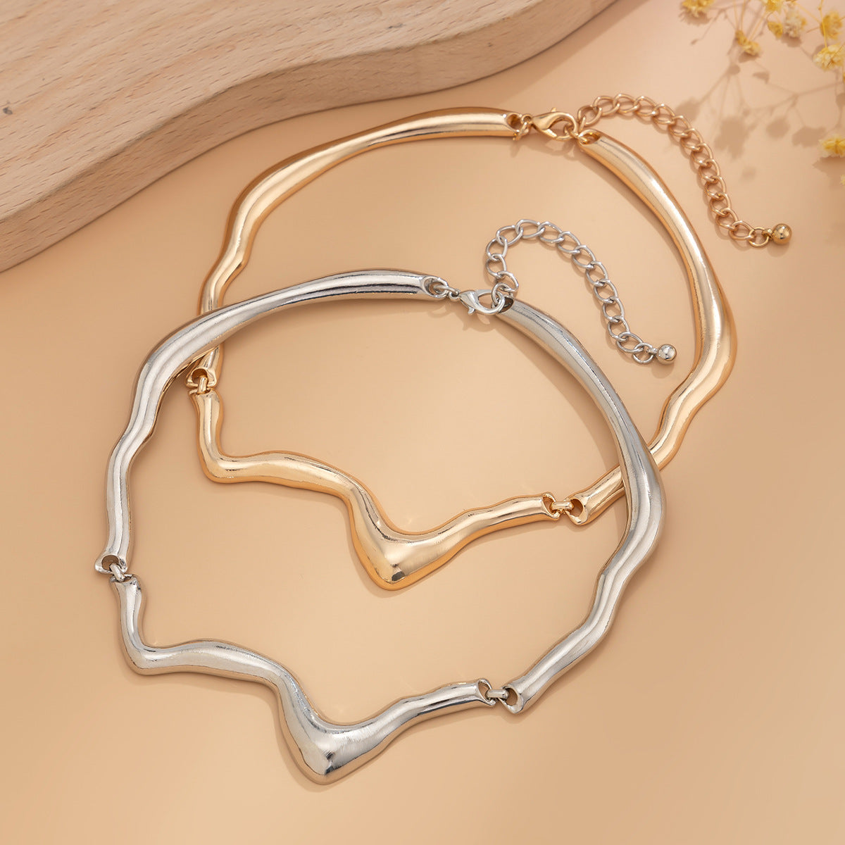Collar asimetrico tipo gota de lava
