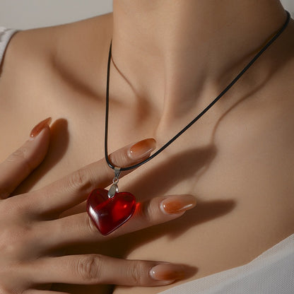 Collar de corazón rojo